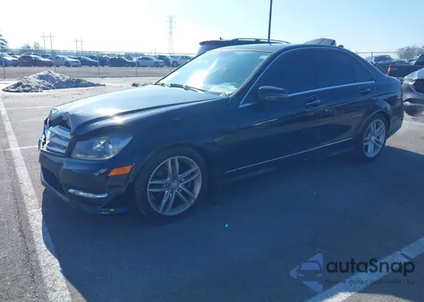 2013 Mercedes-Benz C 250 Sport z USA, uszkodzony, nr VIN WDDGF4HB4DR241724